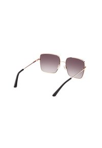Occhiali da sole quadrati con lenti grigie sfumate, sottile montatura metallica color oro rosa, punte dei templi in plastica nera e cuscinetti nasali regolabili.