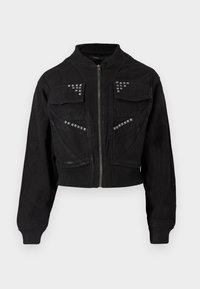 Črna skrajšana jakna iz blaga z dvema sprednjima žepoma in lepljenimi okraskami po prsih. Rebrasti roba in ovratnik.