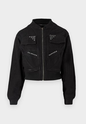 Μαύρο κοντό σακάκι από ύφασμα με δύο μπροστινές τσέπες και καρφιά κατά μήκος του στήθους. Ριμπ εσωτερικά του γιακα και των μανικιών.