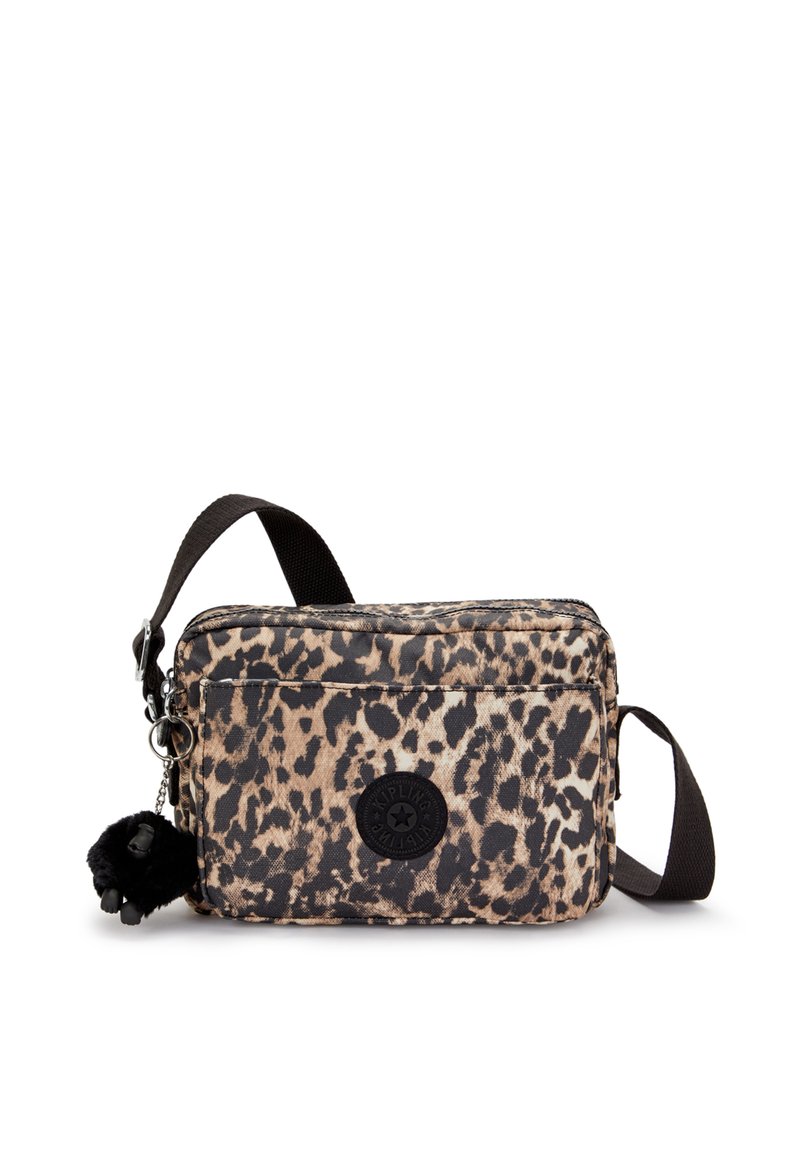 Borsa a tracolla con stampa leopardata, realizzata in tessuto resistente, con dettagli neri, chiusura zip superiore, tracolla regolabile e un morbido portachiavi a pom-pom.