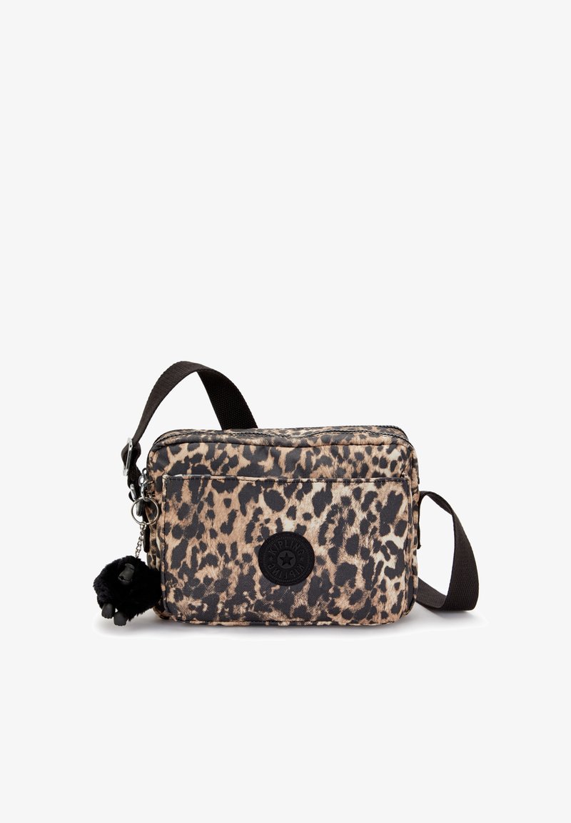 Torebka crossbody w leopardzi wzór z trwałego materiału, czarnymi akcentami, górnym zamkiem błyskawicznym, regulowanym paskiem i puszystym breloczkiem w kształcie pom-pom.
