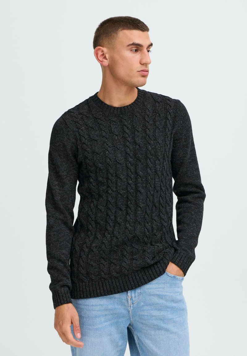 Donkergrijs kabelgebreid sweater met een ronde halslijn en lange mouwen, met ribgebreide boorden en zoom, gemaakt van een textuur gebreide stof.