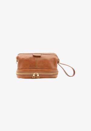 Bruine leren cosmeticatas met een ritscompartiment, platte vorm, handvat bovenaan en goudkleurige accenten. Gladde textuur en minimale stiksels.