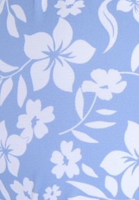 Tissu bleu clair avec un motif floral blanc, présentant différentes formes de fleurs et de feuilles, texture lisse avec un léger nervurage.