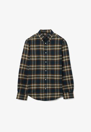 Camisa abotonada de cuadros verde oscuro, con líneas blancas, amarillas y grises. Mangas largas, con cuello y cinco botones en la parte delantera.