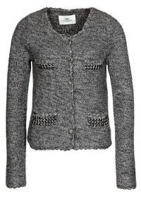 Šedý pletený kardigan s dlouhými rukávy, kulatým výstřihem, předními kapsami s výraznými texturovanými prvky a zapínáním na knoflíky.