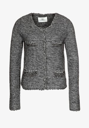 Grau gestrickter Cardigan mit langen Ärmeln, rundem Ausschnitt, aufgesetzten Taschen mit markanten strukturierten Akzenten und Knopfverschluss.