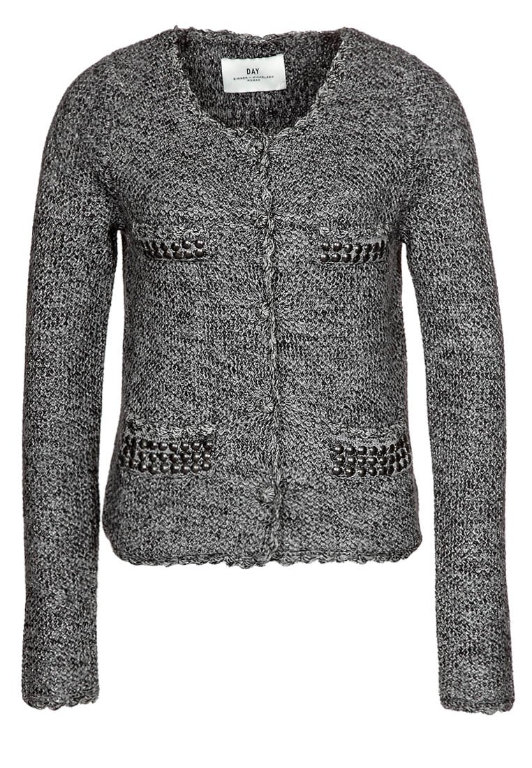 Šedý pletený kardigan s dlouhými rukávy, kulatým výstřihem, předními kapsami s výraznými texturovanými prvky a zapínáním na knoflíky.
