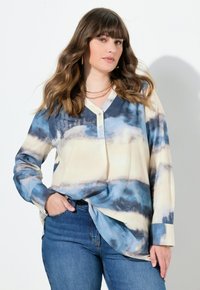Langekrug blouse met een blauw en crèmekleurig aquarelpatroon, met een V-hals en knoopsluiting, gemaakt van lichte stof.