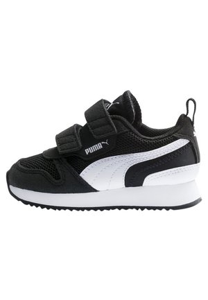 Baskets Puma noir et blanc avec deux bandes velcro, tige en mesh et en suède, bande Puma blanche et semelle épaisse blanche avec grip noir.