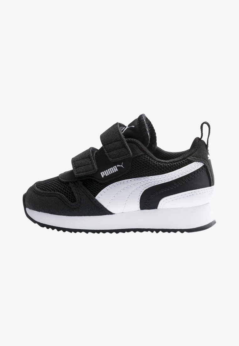 Baskets Puma noir et blanc avec deux bandes velcro, tige en mesh et en suède, bande Puma blanche et semelle épaisse blanche avec grip noir.