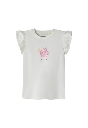 Baltas trumpomis rankovėmis mažylio marškinėlis su raukinukais ant pečių ir spausdintu šypsančiu rausvu braškiu, laikančiu žėrinčius dulkes, krūtinės srityje.