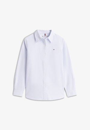 Cămașă albă cu nasturi, dungi verticale bleu deschis, mâneci lungi, guler clasic și logo mic roșu, alb și albastru pe piept.