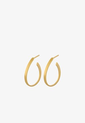 Paire de boucles d'oreilles créoles fines en or avec une forme ovale légèrement aplatie et fermoirs à tige, sur fond blanc.