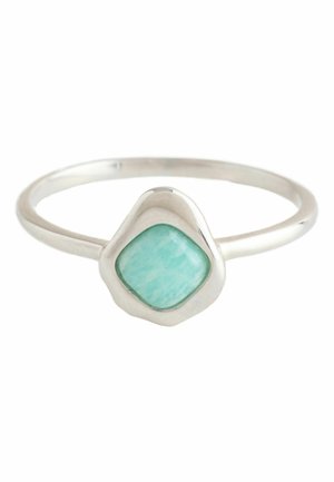 Silberner Ring mit einem glatten, abgerundeten, quadratischen hellblauen Edelstein, der in einer polierten Fassung auf einem dünnen Band sitzt.