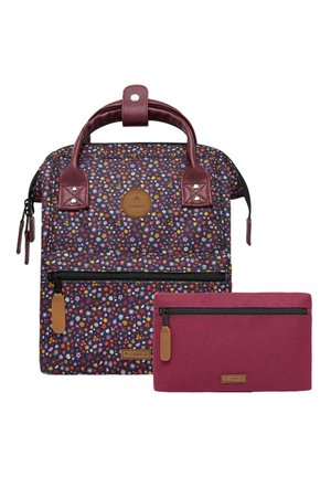 Blumenmuster-Rucksack aus dunklem Stoff mit kastanienbraunen Akzenten, ausgestattet mit zwei Griffen, einer Vordertasche mit Reißverschluss und einem passenden kastanienbraunen Beutel.