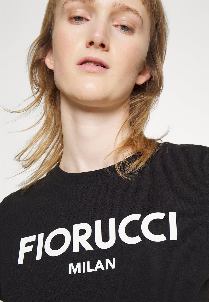 Damen Kleider | Fiorucci MILAN BOXY TEE T-Shirt print black/schwarz - SH08166 Damen Kleider | Fiorucci MILAN BOXY TEE T-Shirt print black/schwarz - SH08166