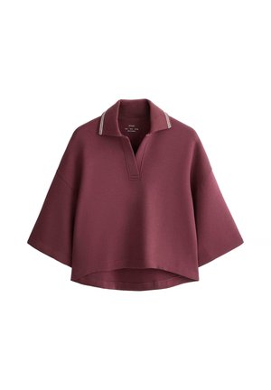 Orezaná, voľného strihu bordová polokošeľa so širokými krátkymi rukávmi a golierom s dvoma bielymi pruhmi.