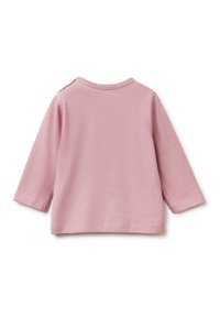Langärmliges Shirt aus weichem pinkem Stoff, mit rundem Ausschnitt und Knopfdetail am Rücken. Glatte Textur mit schlichtem Design.