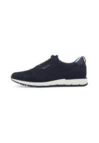 Chaussure de sport bleu marine avec une finition en daim lisse, semelle en caoutchouc blanc, lacets à l'avant et subtils accents métalliques sur le talon.