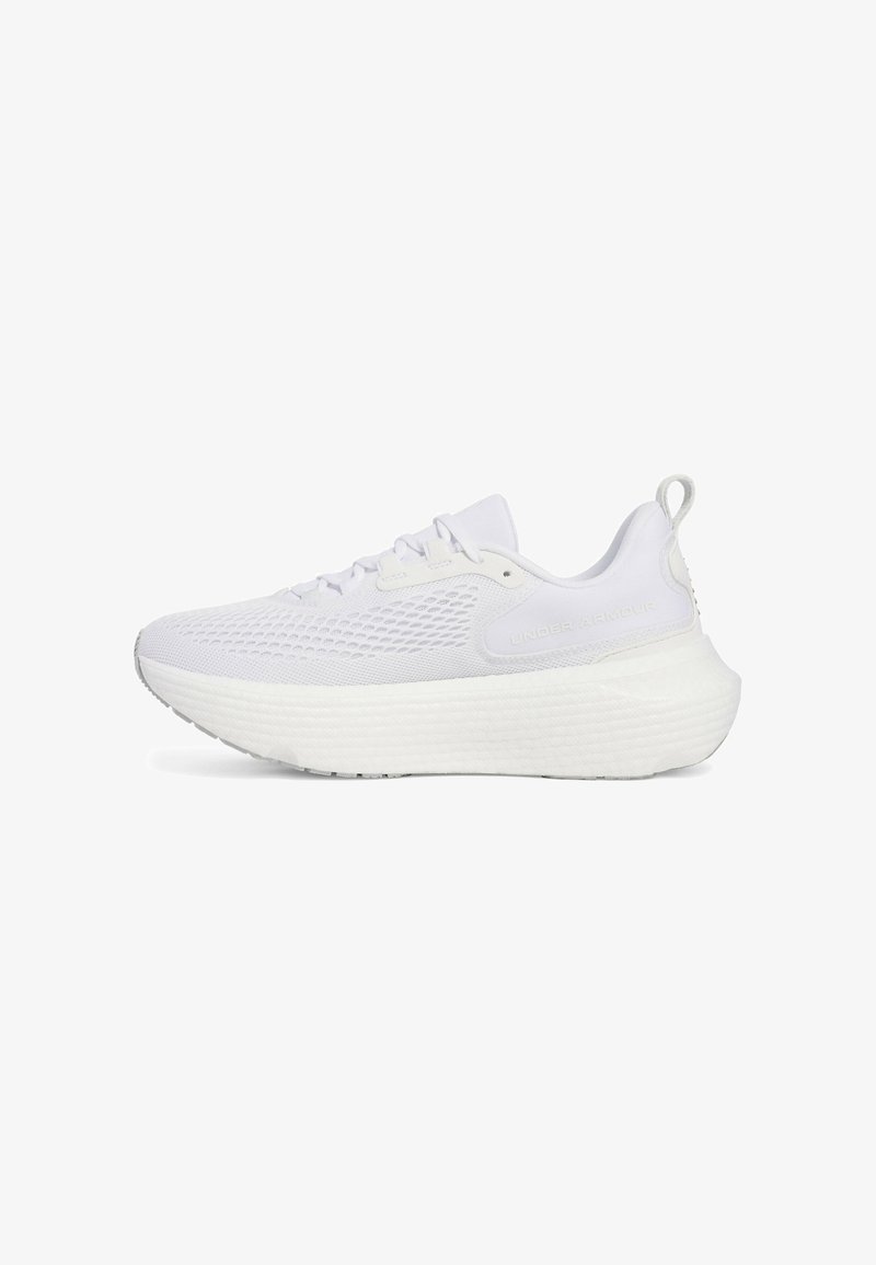 Chaussure de sport blanche avec une tige en maille texturée, un col rembourré, une semelle épaisse et une languette au talon. Marque discrète sur le côté.