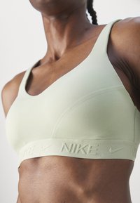 Nike Performance INDY BRA - Sports-BH-er med mye støtte - olive aura