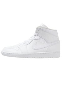 Vita högskor i läder som har en strukturerad yta, rund tå, snörning framtill och en logotyp på sidan.