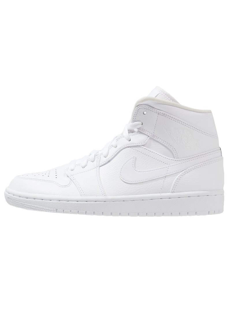 Vita högskor i läder som har en strukturerad yta, rund tå, snörning framtill och en logotyp på sidan.