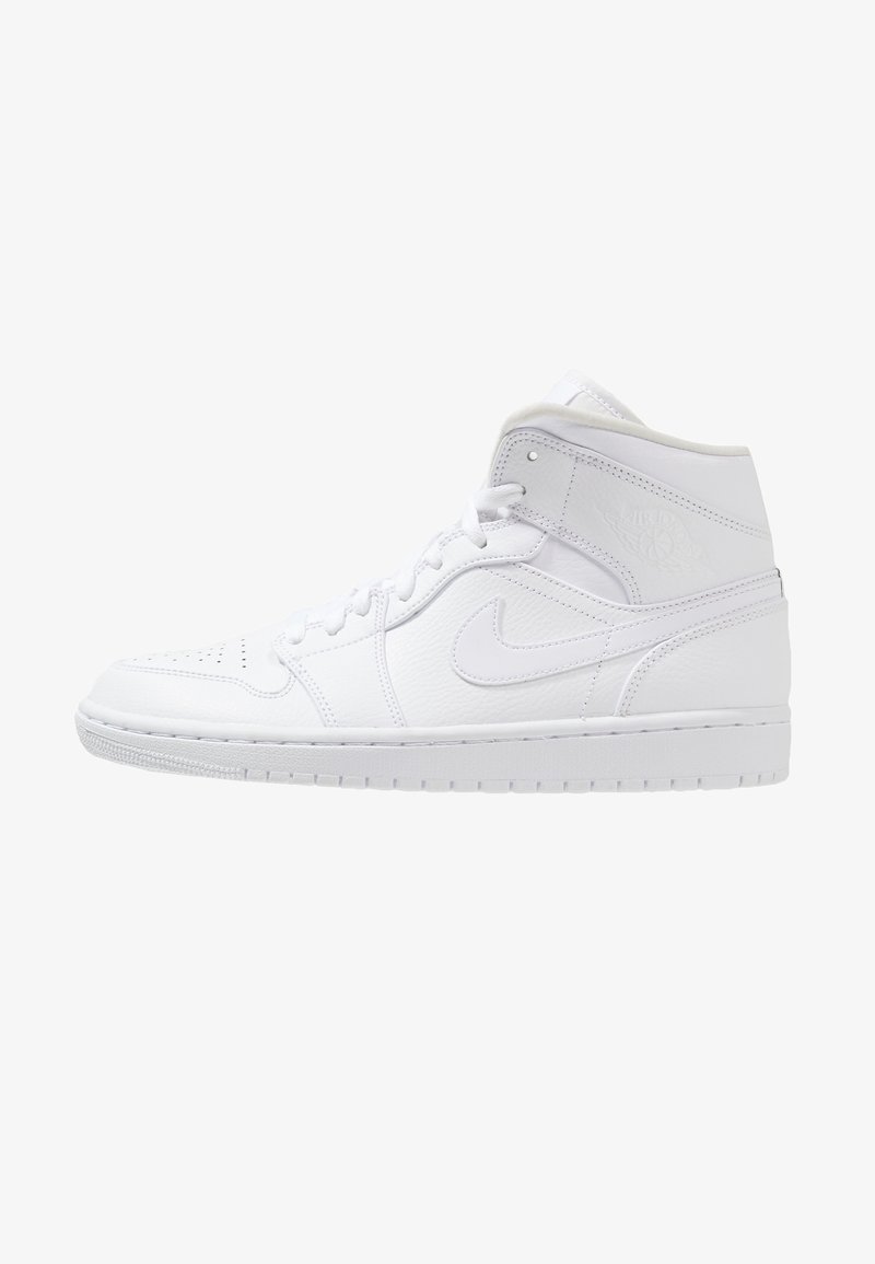 Vita högskor i läder som har en strukturerad yta, rund tå, snörning framtill och en logotyp på sidan.