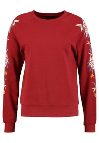 Sudadera roja con diseños florales bordados en rosa, amarillo y azul en las mangas. Puños y cintura acanalados con cuello redondo.