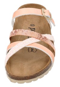 Růžové sandály s křížovým páskovým designem, zdobené lesklými a strukturovanými akcenty. Koroková stélka v hnědé barvě a lehká gumová podrážka. Uzávěr na přezku.