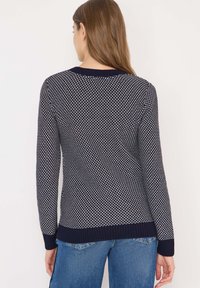 Maglione a maglia blu navy con motivo a diamante, polsini e orlo a costine, tessuto testurizzato, maniche lunghe e scollatura a girocollo.