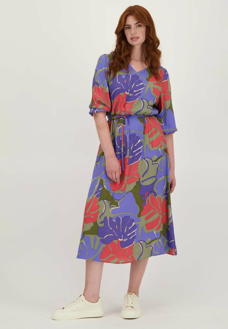 Maxi-jurk in een meerkleurig tropisch bloemenpatroon. Voorzien van korte pofmouwen, een V-hals, een riem in de taille en een losse pasvorm.