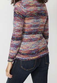 Pull en tricot avec un motif rayé multicolore dans des tons de violet, bleu et jaune, avec une finition texturée et des manches longues.