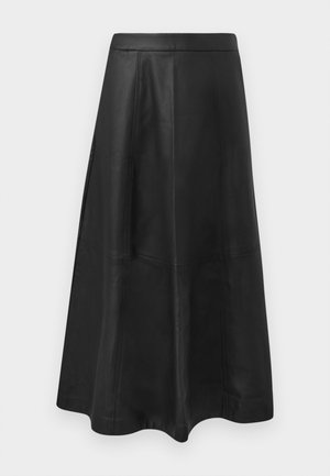 Falda midi de cuero negro con una silueta acampanada, que presenta detalles de costura y una textura lisa. Sin herrajes o acentos visibles.