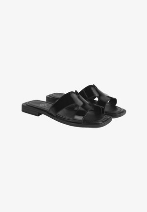 Schwarze Slipper-Sandalen mit glänzender Oberfläche. Verfügt über zwei geschwungene Riemen, die über die Zehen verlaufen, und eine flache Gummisohle.