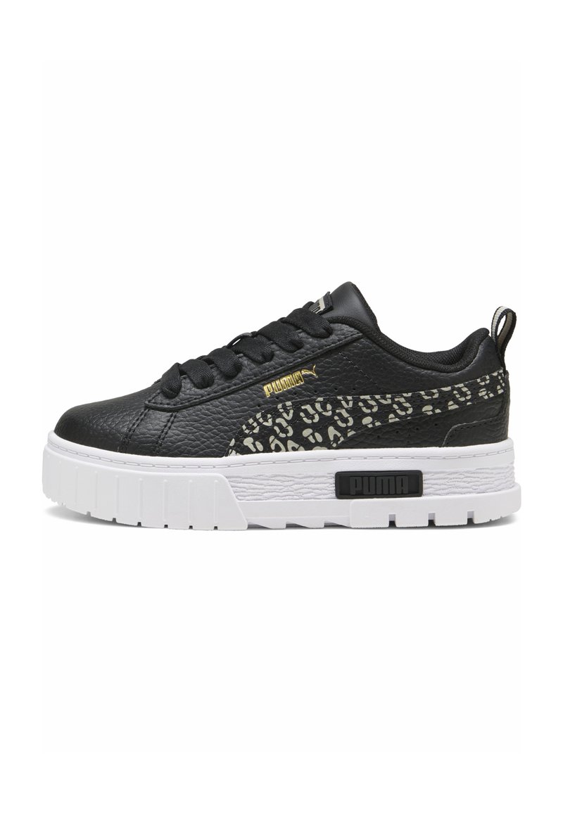Czarne skórzane sneakersy z motywem w leopardzie, biała gruba podeszwa, okrągły czubek i czarne sznurówki. Zawierają złote logo marki oraz pętelkę na pięcie.