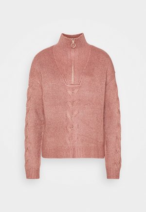 Lila gestrickter Pullover mit Kabelmustern an den Ärmeln und vorne, hohem Kragen und halbem Reißverschluss mit rundem Metallziehtab.