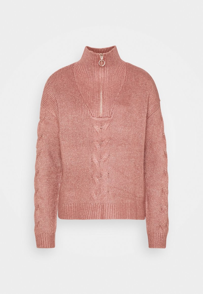 Lila gestrickter Pullover mit Kabelmustern an den Ärmeln und vorne, hohem Kragen und halbem Reißverschluss mit rundem Metallziehtab.