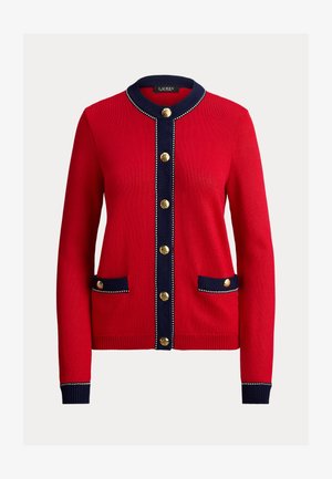 Rød strikket cardigan med marineblå kant, gullknapper foran og på lommer, ribbestrikkede mansjetter og detaljert krage.