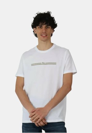 T-shirt bianco a maniche corte con un sottile design a righe grigie sul petto. Realizzato in tessuto morbido con un classico scollo rotondo.