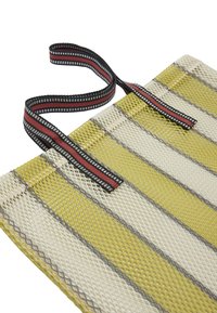 Siatka w żółto-biało-szare paski; uchwyty w paski czarno-czerwone; kształt prostokątny; teksturowana powierzchnia.