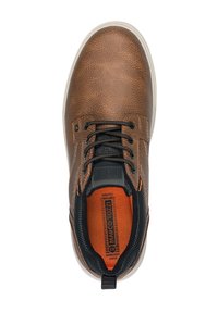 Zapatillas de deporte de cuero sintético marrón con superficie texturizada, acentos de malla negra y forro interior naranja. Suela de caucho, diseño con cordones.