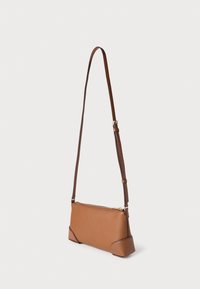 Καφέ δερμάτινη τσάντα χιαστί με υφή, λεπτό σχήμα, χρυστό φερμουάρ και ρυθμιζόμενο ιμάντα. Διαθέτει τριγωνικές διακοσμήσεις στη βάση.