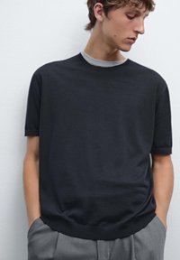 Dark gray short-sleeve t-shirt in a soft knit fabric with a crew neckline and a relaxed fit, featuring a contrast gray inner collar.