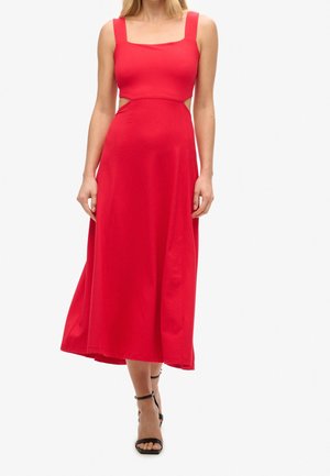 Robe rouge sans manches avec un décolleté carré, un corsage ajusté, une jupe évasée en ligne A et des découpes à la taille. Texture de tissu lisse.