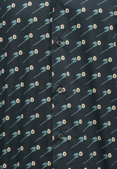 Σκούρο ύφασμα με επαναλαμβανόμενο μοτίβο μικρών μπεζ και λευκών λουλουδιών με μπλε-πράσινα φύλλα, με τρία σκούρα κουμπιά στο κέντρο.