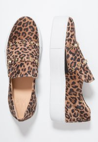 Schlüpfsneaker mit Leopardenmuster, goldenen Nieten, weichem Stoff und einer weißen Plateausohle. Glatte Innenauskleidung für mehr Komfort.
