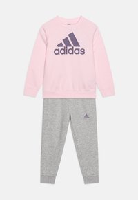 - - heather/grau Performance pink/shadow grey clear violet/medium adidas ESSENTIALS Trainingsanzug