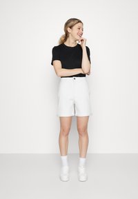 VILA VIJO - Short en jean - white denim